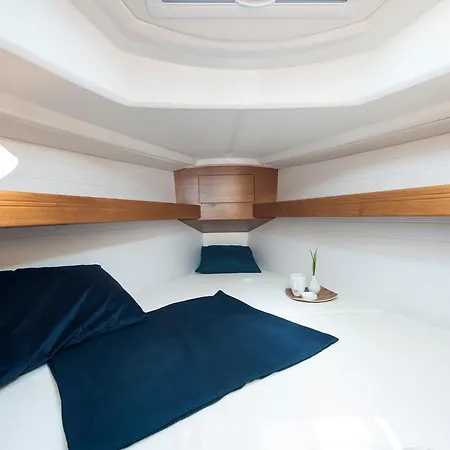 Bateau-hôtel Sailing Yacht Bavaria 33 